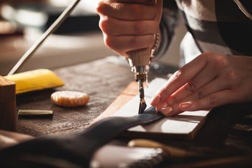 Lavorazione a mano della pelle con attrezzi tradizionali
