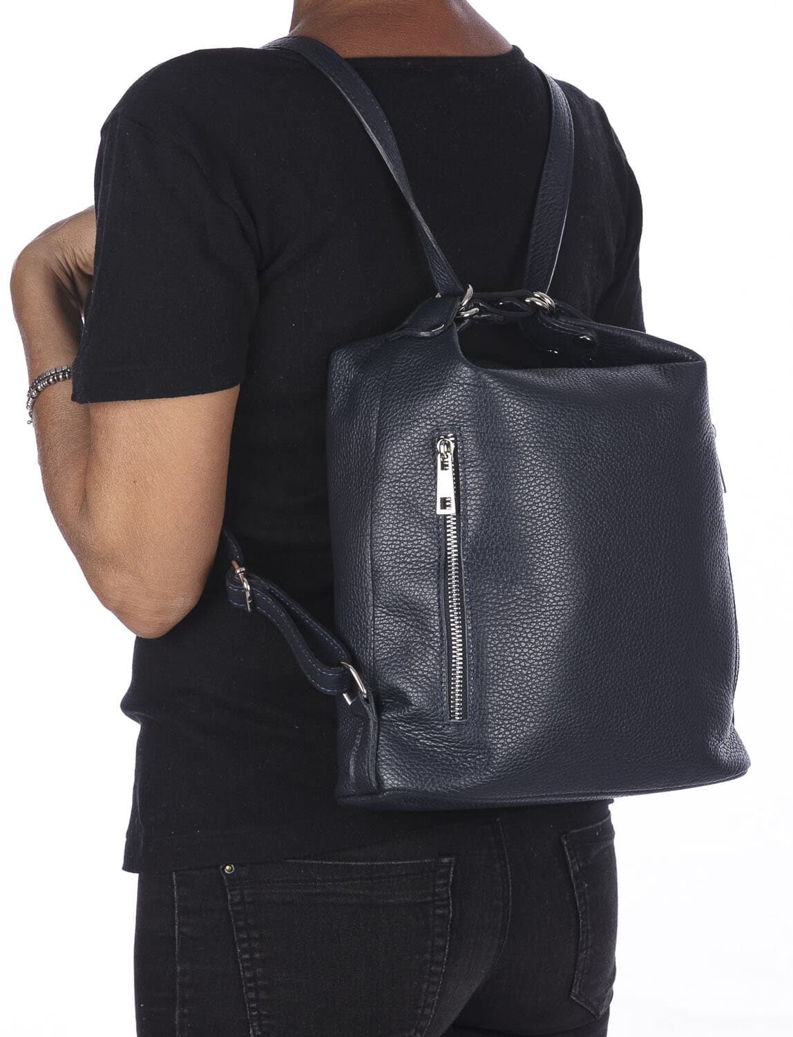 Borsa zaino donna MONTE CATRIA in vera pelle morbida martellata, colore BLU SCURO, CHIARO SCURO, Made in Italy