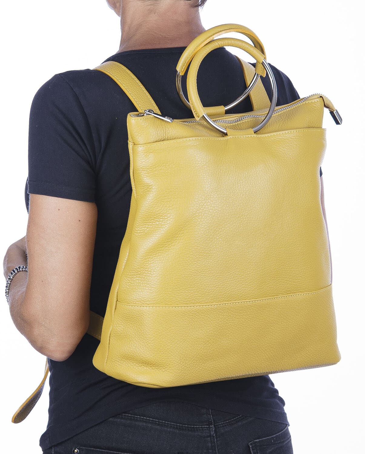 Borsa zaino donna MONTE NERONE, in vera pelle morbida martellata, colore GIALLO OCRA, CHIAROSCURO, Made in Italy
