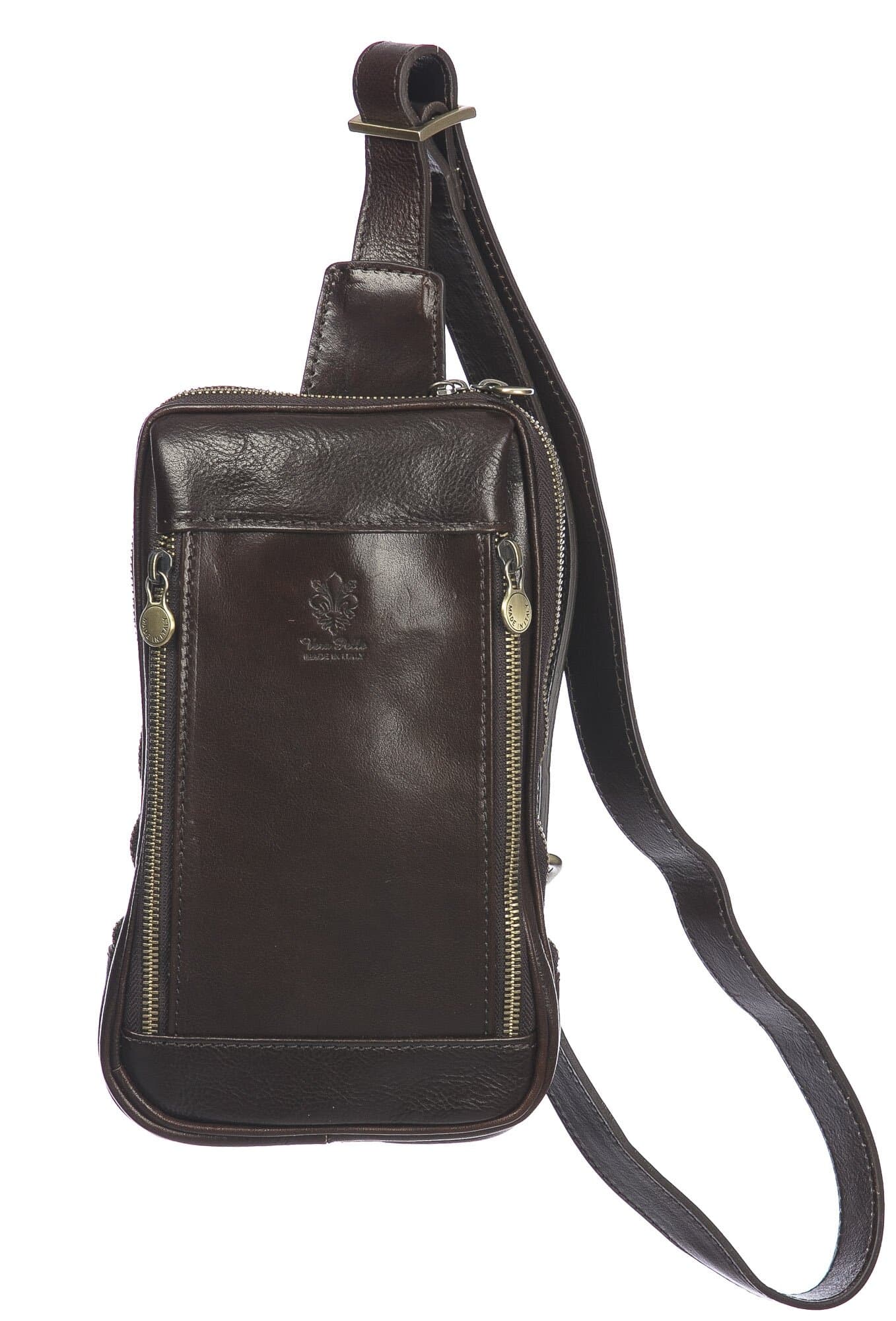 Paolo: comoda borsa a tracolla da uomo realizzata in vero cuoio primo fiore da CHIAROSCURO. È realizzata per poter essere portata con facilità e diventare un tutt’uno con il corpo; la cinghia regolabile e la forma della borsa sono studiate per abbracciare