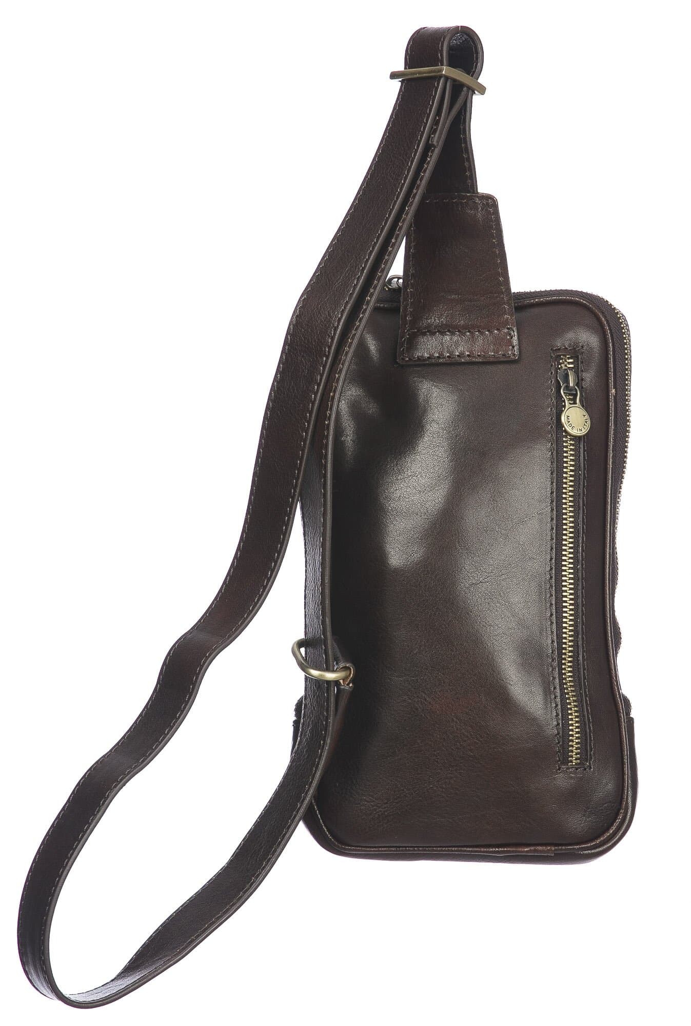 Paolo: comoda borsa a tracolla da uomo realizzata in vero cuoio primo fiore da CHIAROSCURO. È realizzata per poter essere portata con facilità e diventare un tutt’uno con il corpo; la cinghia regolabile e la forma della borsa sono studiate per abbracciare