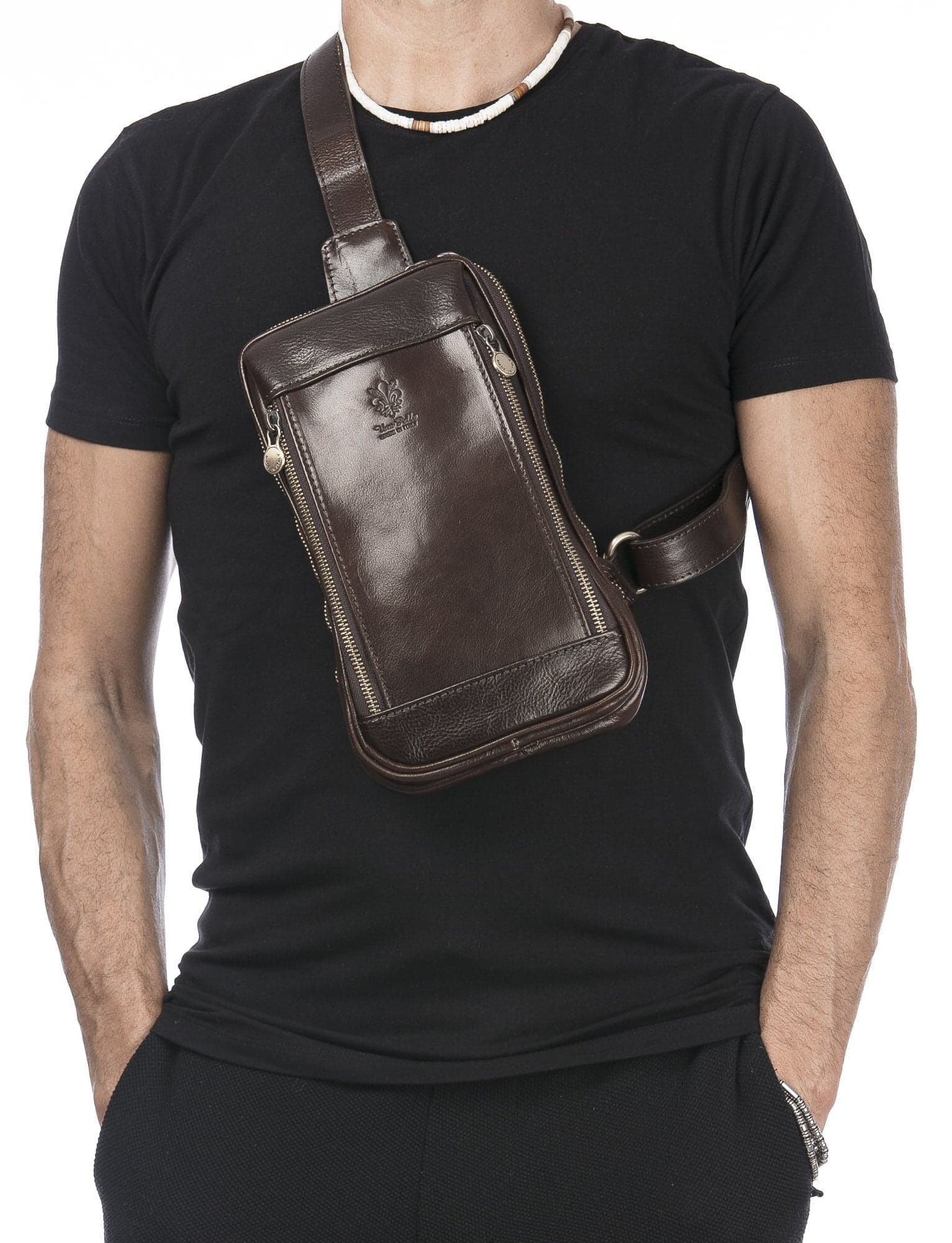 Paolo: comoda borsa a tracolla da uomo realizzata in vero cuoio primo fiore da CHIAROSCURO. È realizzata per poter essere portata con facilità e diventare un tutt’uno con il corpo; la cinghia regolabile e la forma della borsa sono studiate per abbracciare