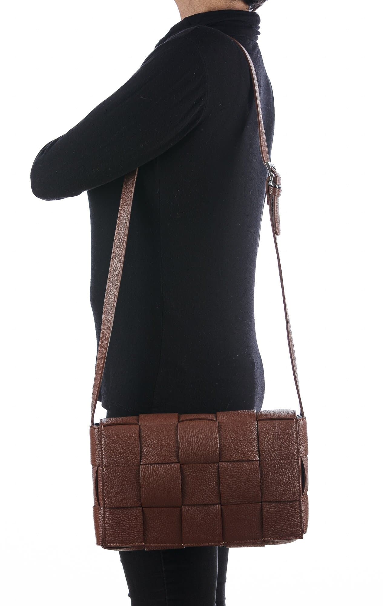 Borsa a spalla da donna in vera pelle intrecciata VIVIANA, colore MARRONE, CHIARO SCURO, MADE IN ITALY