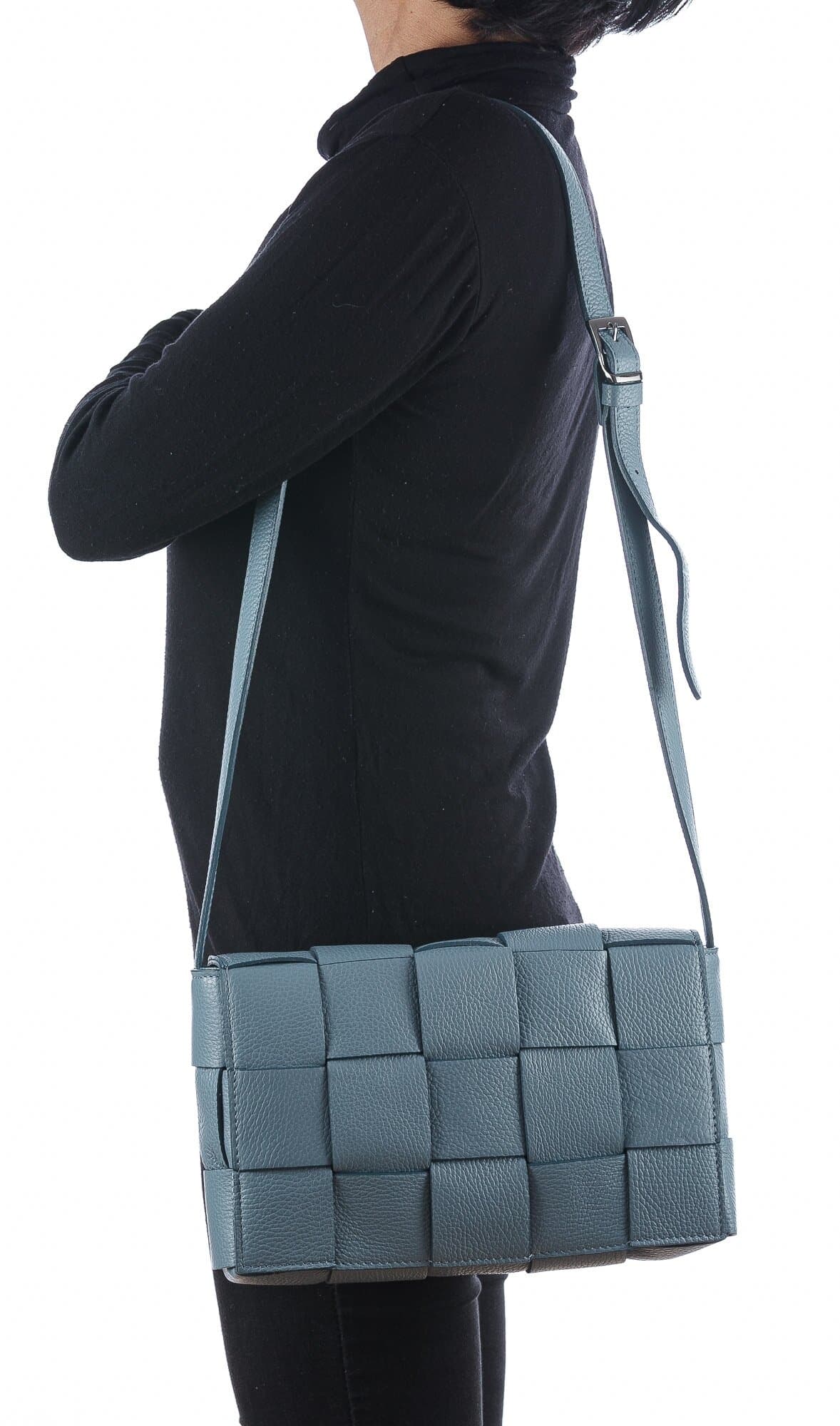 Borsa a spalla da donna in vera pelle intrecciata VIVIANA, colore AZZURRO, CHIARO SCURO, MADE IN ITALY