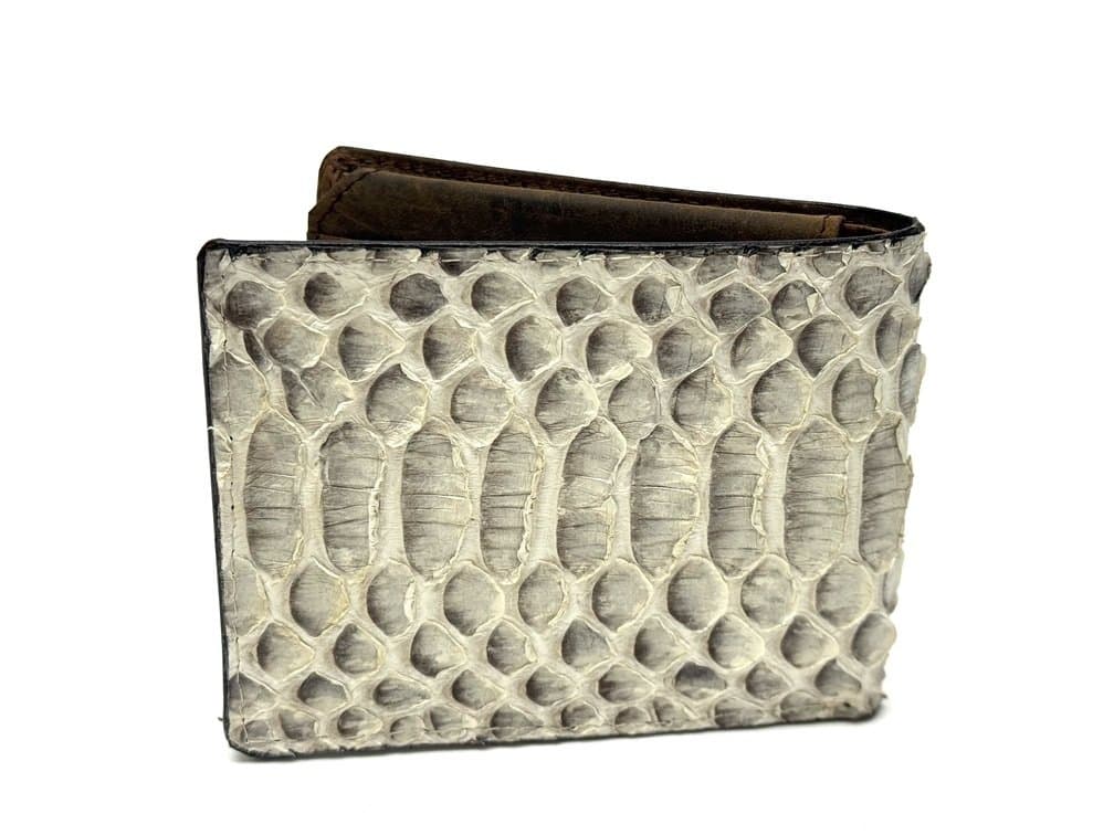 NEPAL: portafoglio uomo in pelle di pitone, con l'interno in nubuk, colore: ROCCIA, Made in Italy.