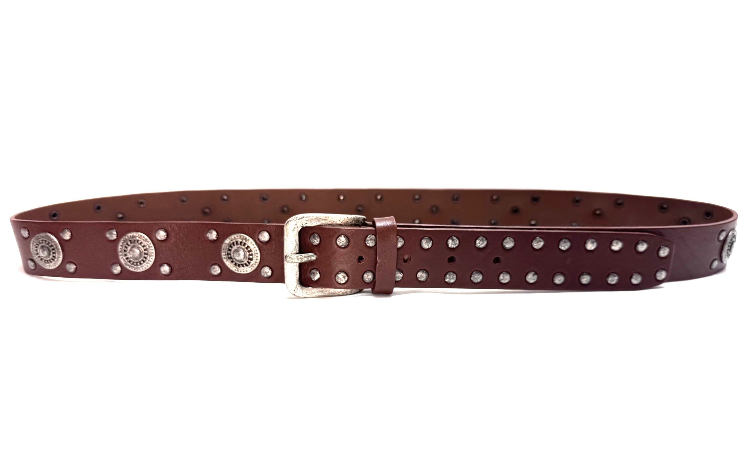 Cintura unisex in vera pelle ANGHIARI, colore MARRONE, con borchie, CHIAROSCURO, Made in Italy.