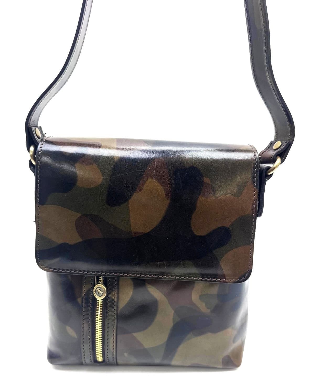 Borsa a tracolla da uomo in vero cuoio stampato, mod LEO, colore MULTICOLORE / MIMETICO JUICE, Made in Italy.